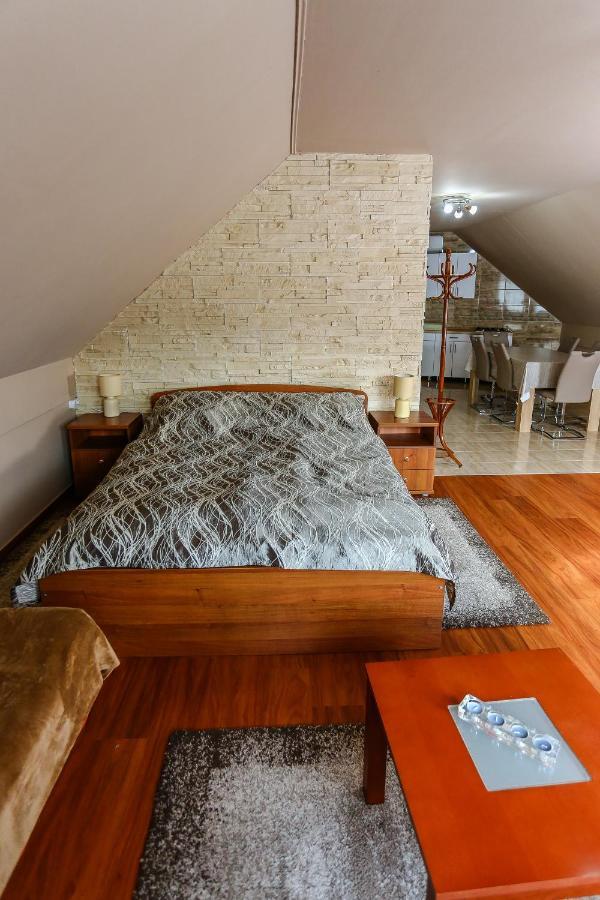 Szekszárd Gardi Apartman מראה חיצוני תמונה