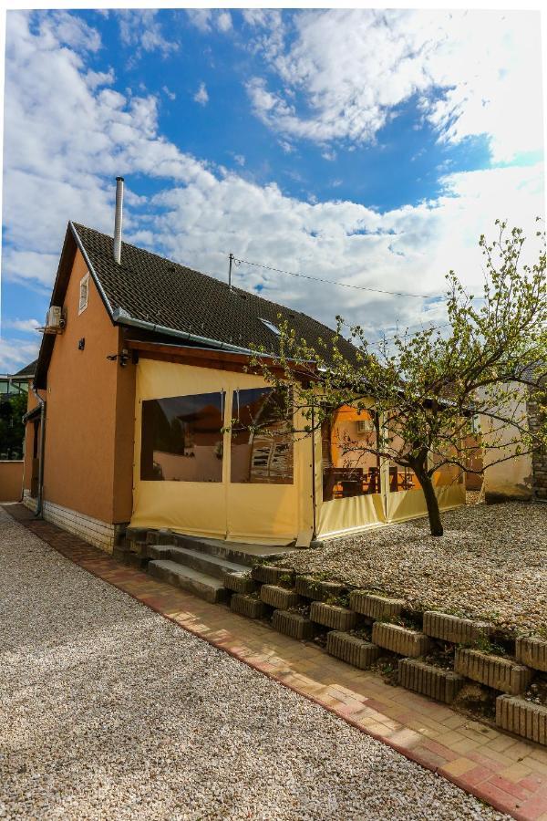 Szekszárd Gardi Apartman מראה חיצוני תמונה
