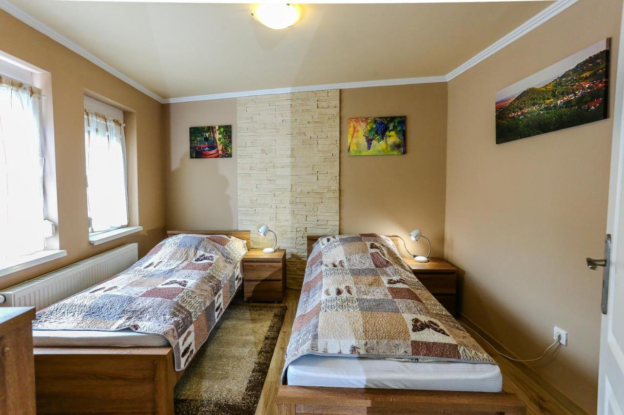 Szekszárd Gardi Apartman מראה חיצוני תמונה