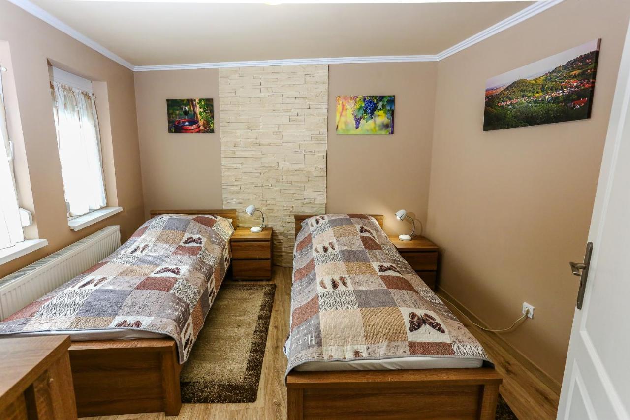 Szekszárd Gardi Apartman מראה חיצוני תמונה