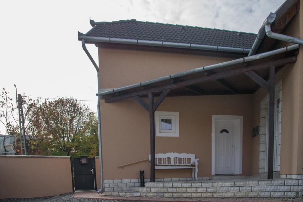 Szekszárd Gardi Apartman מראה חיצוני תמונה