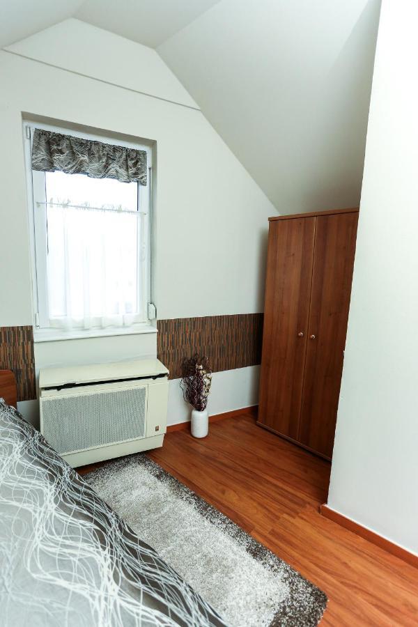 Szekszárd Gardi Apartman מראה חיצוני תמונה