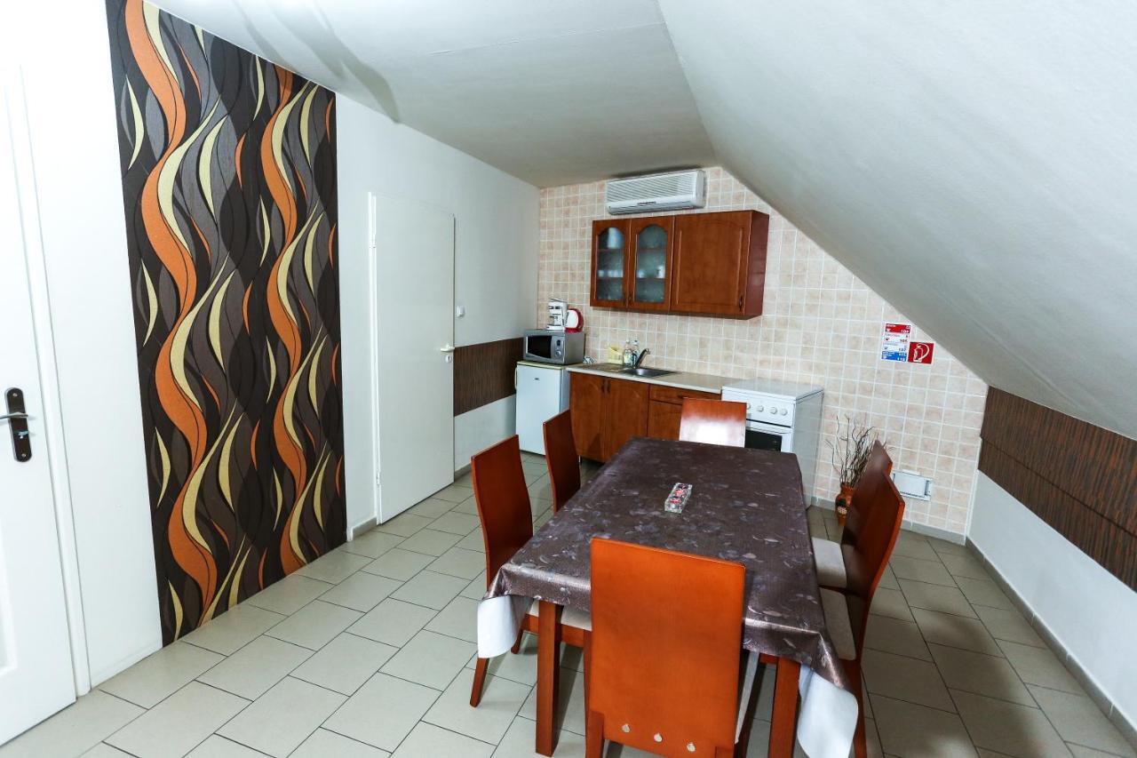 Szekszárd Gardi Apartman מראה חיצוני תמונה