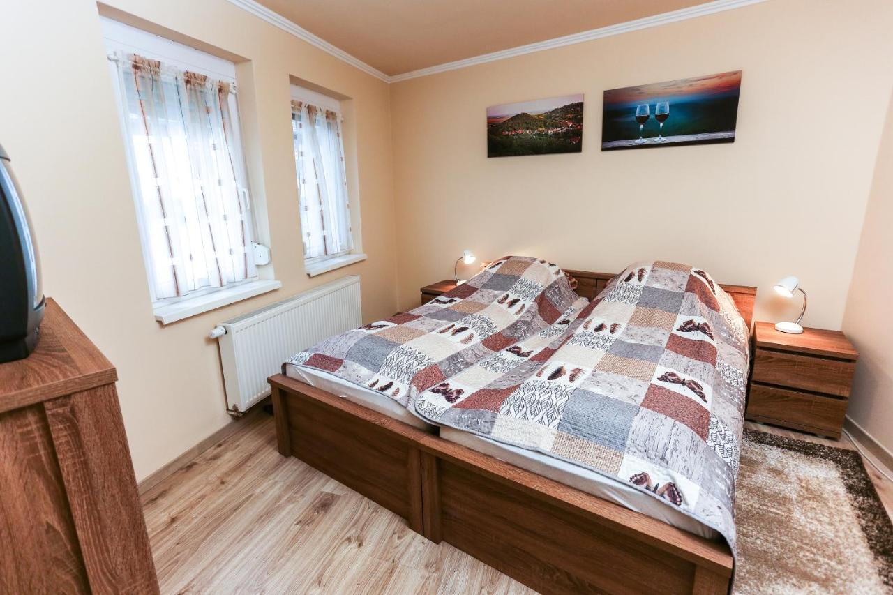 Szekszárd Gardi Apartman מראה חיצוני תמונה